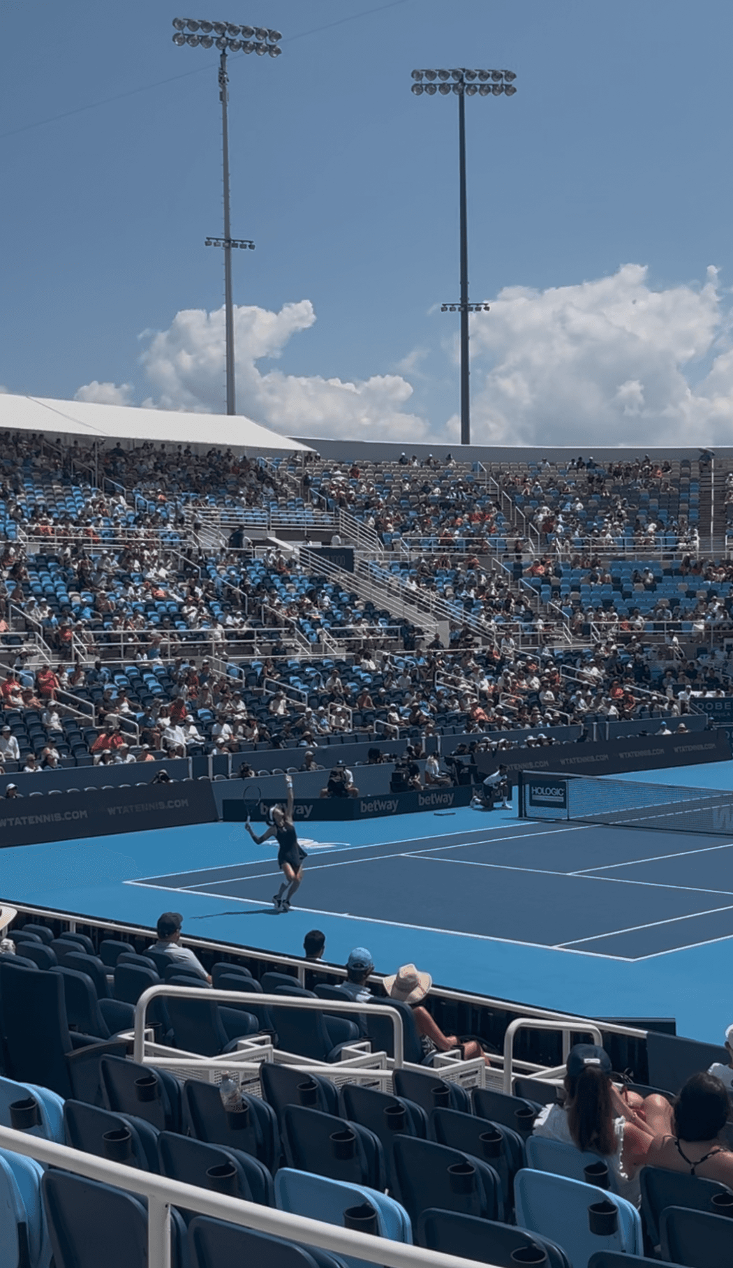 Wang Xinyu serving